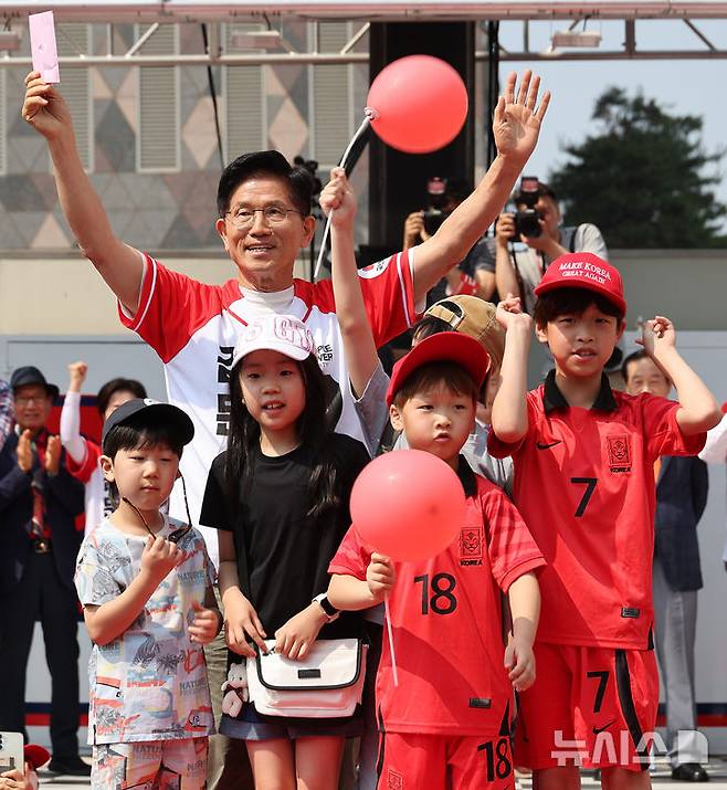 [수원=뉴시스] 권창회 기자 = 김문수 국민의힘 대선 후보가 1일 경기 수원시 수원컨벤션센터 광장에서 열린 유세에서 지지호소를 하고 있다.(공동취재) 2025.06.01. photo@newsis.com