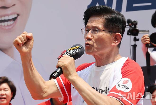 [서울=뉴시스] 권창회 기자 = 김문수 국민의힘 대선 후보가 1일 서울 강남구 코엑스 인근에서 열린 집중유세에서 지지호소를 하고 있다. (공동취재) 2025.06.01. photo@newsis.com