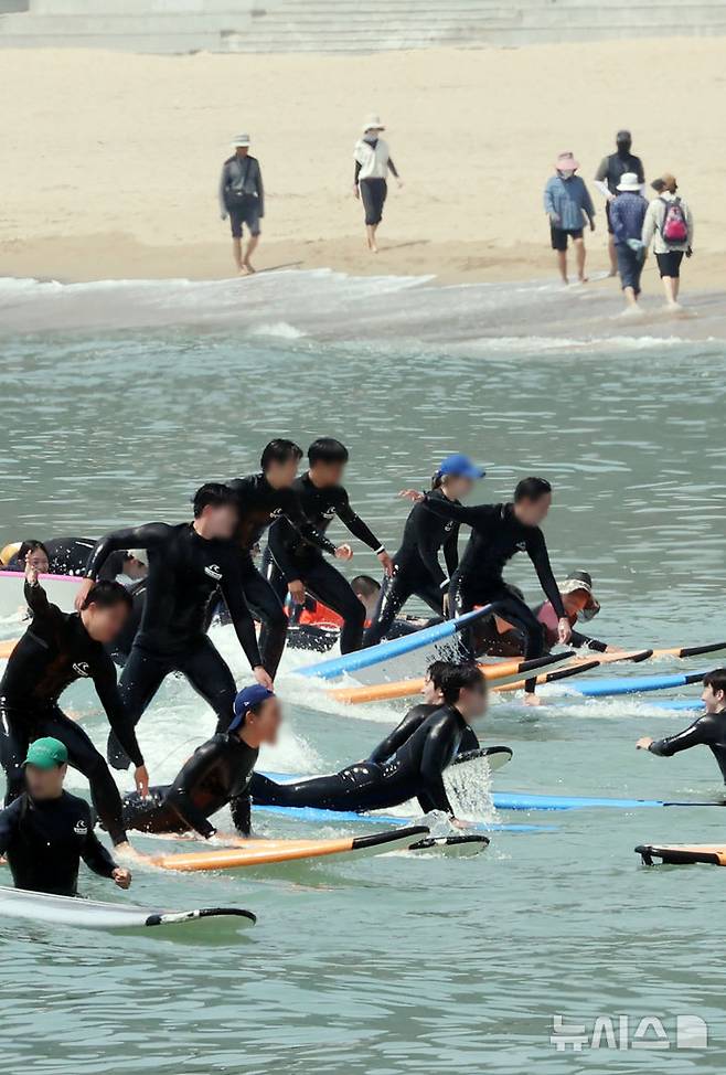 [부산=뉴시스] 하경민 기자 = 초여름 더위가 덮친 1일 부산 해운대구 송정해수욕장에서 시민들이 서핑을 즐기고 있다. 2025.06.01. yulnetphoto@newsis.com