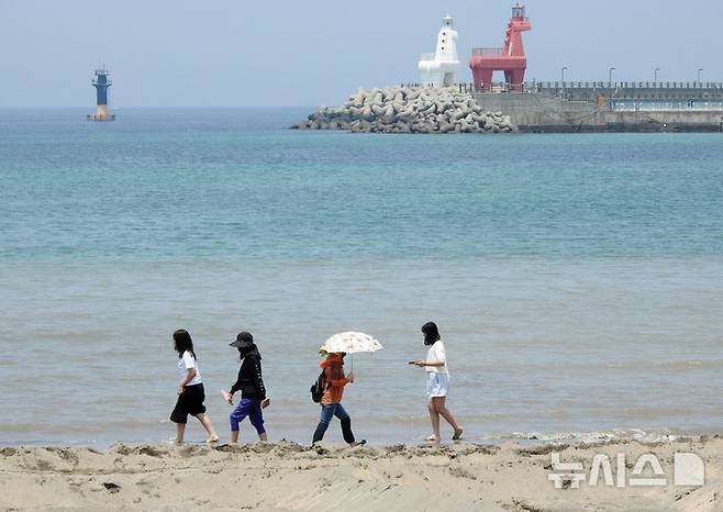 [제주=뉴시스] 오영재 기자 = 1일 오후 제주 이호테우해수욕장에서 주민과 관광객들이 해변을 걷고 있다. 2025.06.01. oyj4343@newsis.com
