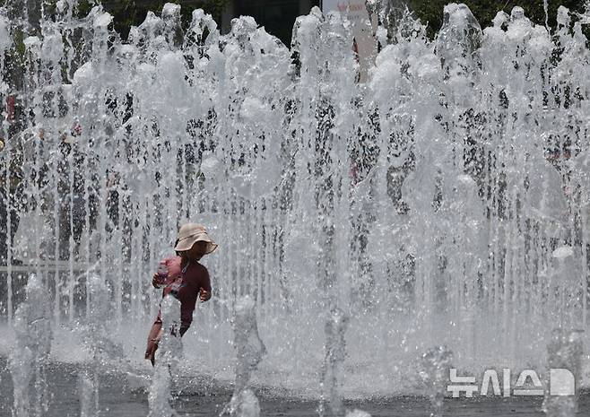 [서울=뉴시스] 김명원 기자 = 한 낮 기온 최고 28도까지 올라까지 오른 1일 오전 서울 종로구 광화문 분수에서 어린이들이 더위를 식히며 즐거운 시간을 갖고 있다. 2025.06.01. kmx1105@newsis.com