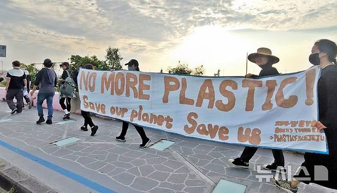 [제주=뉴시스] 오영재 기자 = 제주환경운동연합이 1일 오후 제주시 이호테우해수욕장에서 열린 '플라스틱 장례식'에서 거리 행진을 하고 있다. 2025.06.01. oyj4343@newsis.com