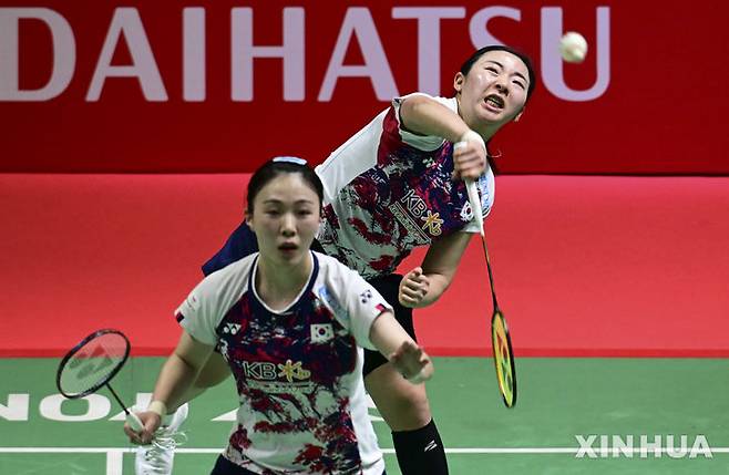 [자카르타=신화/뉴시스] 김혜정(앞)과 공희용이 26일(현지 시간) 인도네시아 자카르타에서 열린 세계배드민턴연맹(BWF) 2025 월드투어 슈퍼500 인도네시아 마스터스 여자 복식 결승전에서 탄 펄리-티나 무랄리타란 조(말레이시아)와 경기하고 있다. 김혜정과 공희용이 2-1(21-12 17-21 21-18)로 승리하고 우승을 차지했다. 2025.01.27.