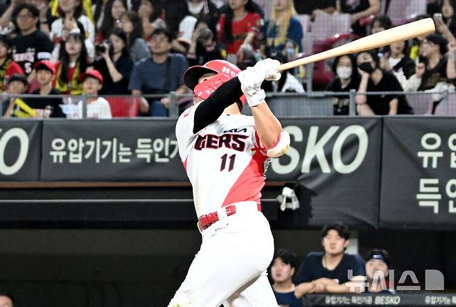 [광주=뉴시스] 변재훈 기자 = 30일 오후 광주 북구 광주-기아챔피언스필드에서 열린 프로야구 KIA 타이거즈 대 NC 다이노스의 시즌 최종 경기, 8회 말 KIA가 8대 5로 앞선 상황에서 KIA 2번타자 윤도현이 솔로포를 치고 있다. 2024.09.30. wisdom21@newsis.com