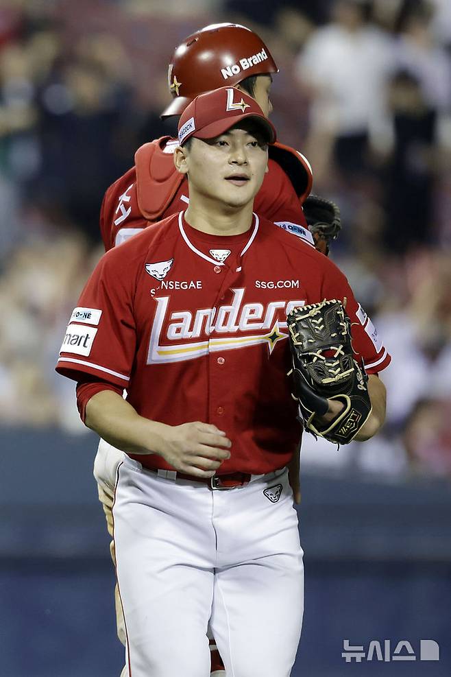 [서울=뉴시스] 최동준 기자 = 20일 서울 송파구 잠실야구장에서 열린 2025 KBO리그 SSG 랜더스와 두산 베어스의 경기, 5-3으로 승리한 SSG 조병현과 조형우가 기뻐하고 있다. 2025.05.20. photocdj@newsis.com