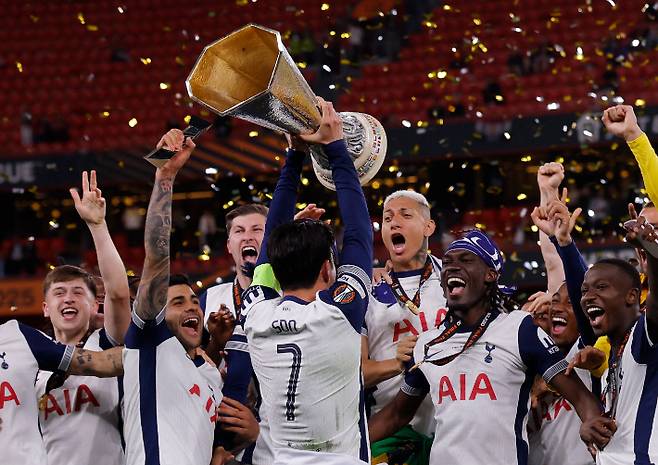 유로파리그 우승 트로피를 들어올리는 손흥민. 연합뉴스