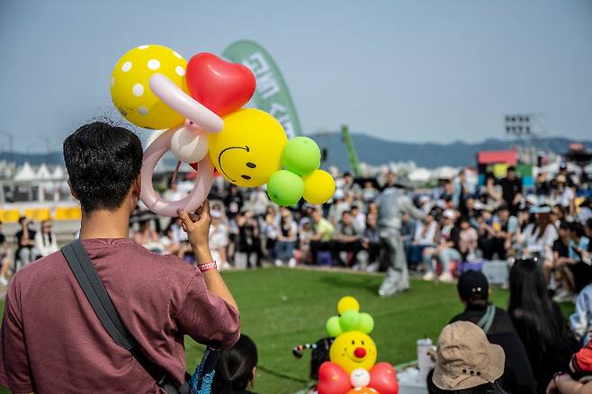 '꽃인 듯 강물인 듯 어쩌면 이야기인 듯'을 주제로 지난달 25일부터 8일간 열린 강원 춘천마임축제가 1일 밤샘난장 도깨비난장을 끝으로 막을 내렸다. 춘천시 제공