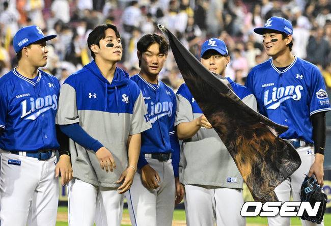 [OSEN=잠실, 지형준 기자] 삼성 라이온즈의 상승세가 거침없다. 어느덧 6연승이다.삼성은 31일 잠실구장에서 열린 LG 트윈스와의 원정 경기에서 선발 원태인의 호투를 앞세워 4-2로 승리했다. 지난 4월 24일 대구 KIA 타이거즈전 이후 38일 만의 승리.경기를 마치고 삼성 원태인이 동료선수들과 승리를 기뻐하고 있다. 2025.05.31 /jpnews@osen.co.kr