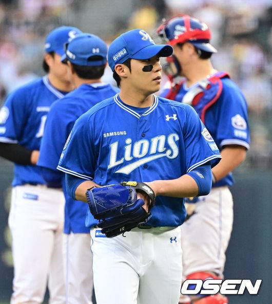 [OSEN=잠실, 지형준 기자] 31일 오후 서울 잠실구장에서 ‘2025 신한 SOL Bank KBO리그’ LG 트윈스와 삼성 라이온즈의 경기가 열렸다.이날 LG는 치리노스, 삼성은 원태인을 선발투수로 내세웠다.6회말 무사 2루에서 삼성 원태인이 교체되며 아쉬워하고 있다. 2025.05.31 /jpnews@osen.co.kr