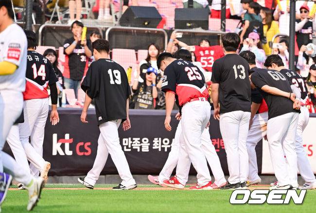 [OSEN=수원, 박준형 기자] 팽팽한 투수전의 승자는 8회를 약속의 이닝으로 만든 KT였다.&nbsp;프로야구 KT 위즈는 31일 수원KT위즈파크에서 열린 2025 신한 SOL뱅크 KBO리그 KIA 타이거즈와의 시즌 8차전에서 5-1로 승리했다. KT는 3연승을 질주하며 주말 3연전 위닝시리즈를 조기 확보했다. 시즌 30승 3무 25패. 지난 17~18일(더블헤더 포함) 잠실 LG 트윈스전부터 5연속 위닝시리즈에 성공했다. 반면 2연패에 빠진 KIA는 26승 1무 28패가 됐다.&nbsp;경기종료 후 KIA 선수들이 패배에 아쉬워하고 있다.   2025.05.31   /