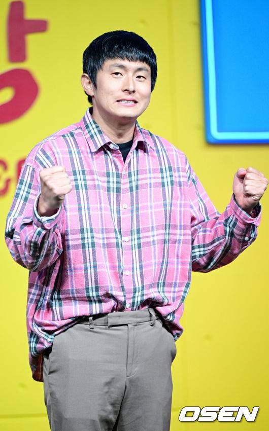 [OSEN=최규한 기자] 15일 오전 서울 JW 메리어트 동대문 스퀘어 서울에서 넷플릭스 '대환장 기안장' Part 2 ‘절찬리 영업중’ 기자간담회가 열렸다.'대환장 기안장'은 기안적 낭만이 가득한 울릉도 기안장에서 기안84, BTS 진, 지예은이 숙박객들과 펼치는 기상천외한 신개념 민박 버라이어티다.방송인 기안84가 포토타임을 하고 있다. 2025.04.15 / dreamer@osen.co.kr