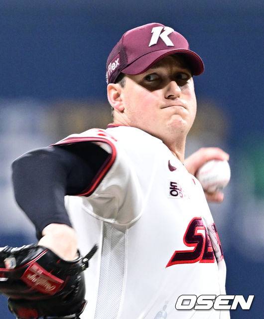 [OSEN=고척, 조은정 기자]31일 오후 서울 고척스카이돔에서 2025 신한 SOL Bank KBO리그 키움 히어로즈와 두산베어스의 경기가 열렸다.홈팀 키움은 로젠버그를, 방문팀 두산은 잭로그를 선발투수로 내세웠다.1회초 키움 선발 로젠버그가 역투하고 있다. 2025.05.31 /cej@osen.co.kr