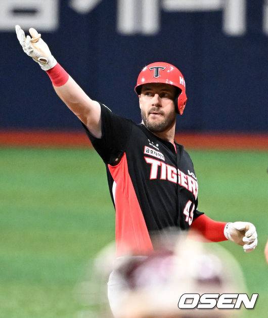 [OSEN=고척, 이대선 기자] 6일 오후 서울 고척스카이돔에서 2025 신한 SOL Bank KBO리그 키움 히어로즈와 KIA 타이거즈의 경기가 열렸다.키움은 조영건, 롯데는 김도현을 선발 투수로 내세웠다.2회초 1사 만루에서 KIA 위즈덤이 좌중간 2타점 적시타를 치고 환호하고 있다. 2025.05.06 /