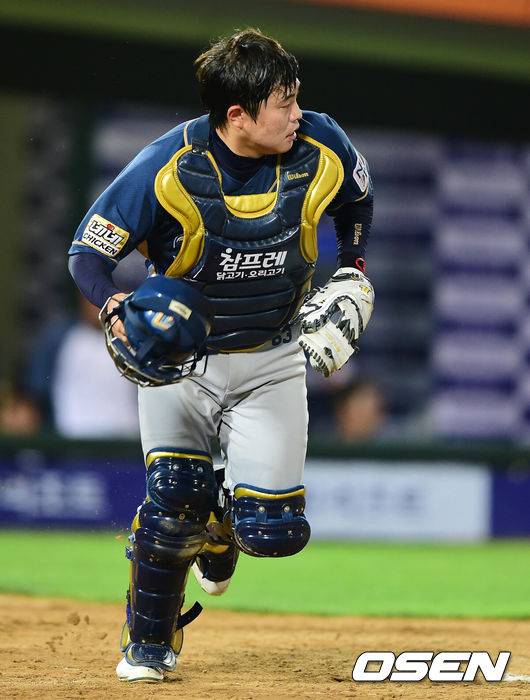 [OSEN=부산, 지형준 기자] 27일 오후 부산 사직구장에서 '2014 한국야쿠르트 세븐 프로야구' 롯데 자이언츠와 NC 다이노스의 경기가 열렸다. 8회말 데뷔 첫 포수 마스크를 쓴 NC 권희동이 2사에서 롯데 박종윤의 2루타에 1루 베이스 커버 들어가고 있다. 2014.06.27 / jpnews@osen.co.kr