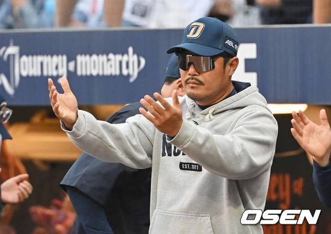 [OSEN=창원, 이석우 기자] 30일 창원NC파크에서 2025 신한 SOL 뱅크 KBO 리그 NC 다이노스와 한화 이글스의 경기가 열렸다. 홈팀 NC는 라일리가, 방문팀 한화는 류현진이 선발 출전했다. NC 다이노스 이호준 감독이 1회말 무사 2루 김주원의 중견수 왼쪽 1타점 적시타때 득점을 올린 권희동을 맞이하고 있다. 2025.05.30 / foto0307@osen.co.kr
