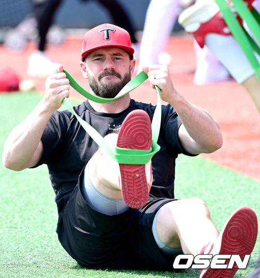 [OSEN=수원, 최규한 기자] 1일 수원 KT위즈파크에서 ‘2025 신한 SOL Bank KBO리그’ KT 위즈와 KIA 타이거즈의 경기가 열린다.홈팀 KT는 조이현, 방문팀 KIA는 애덤 올러를 선발로 내세운다.경기를 앞두고 KIA 외국인타자 페트릭 위즈덤이 웜업을 하고 있다. 2025.06.01 / dreamer@osen.co.kr