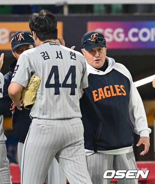 [OSEN=인천, 김성락 기자] 경기 종료 후 한화 김경문 감독이 김서현과 하이파이브를 하고 있다. 2025.04.17 / ksl0919@osen.co.kr