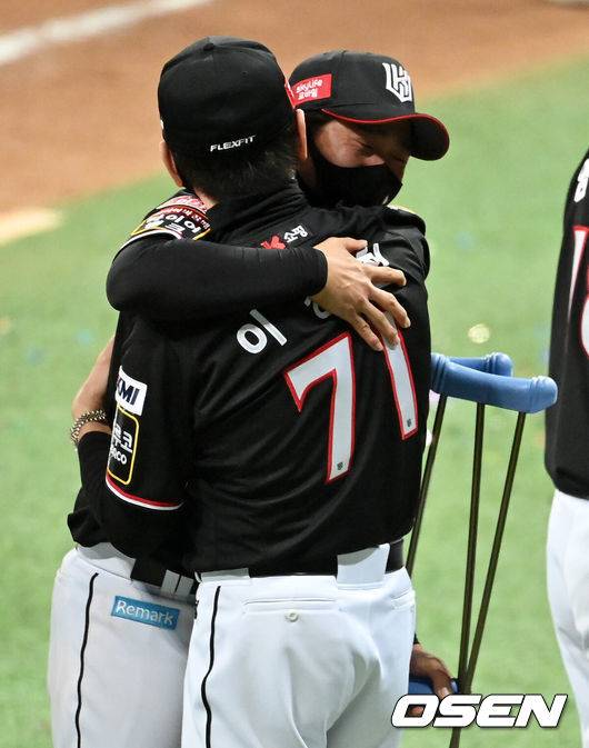 [OSEN=고척, 지형준 기자] KT 위즈가 창단 첫 한국시리즈 우승을 차지했다.KT는&nbsp;18일 서울 고척 스카이돔에서 열린 한국시리즈 4차전 두산과의 경기에서 8-4로 승리했다.&nbsp;이로써 KT는 1~4차전을 모두 승리하면서 4전승 퍼펙트 우승을 달성했다. 7년 연속 한국시리즈에 진출한 두산은 역대 9번째로 4전패 준우승 팀이 됐다.&nbsp;경기를 마치고 KT 이강철 감독과 박경수가 우승을 기뻐하고 있다. 2021.11.18 /jpnews@osen.co.kr