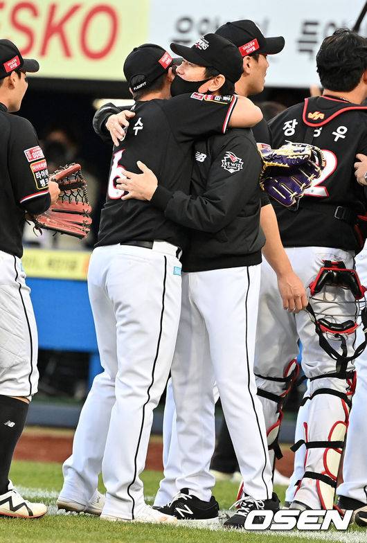 [OSEN=대구, 지형준 기자] KT가 삼성을 꺾고 창단 첫 한국시리즈 직행 티켓을 거머쥐었다.KT는 31일 대구삼성라이온즈파크에서 열린 타이브레이커에서 선발 윌리엄 쿠에바스의 역투를 앞세워 1-0 완승을 장식했다. 기울어진 운동장이라 표현할 만큼 KT에 불리한 요소가 많았으나 보란듯이 마법을 선보였다. 반면 삼성은 선발 원태인의 6이닝 비자책 혼신의 투구에도 고배를 마셔야 했다.KT 이강철 감독과 박경수와 창단 첫 정규시즌 우승을 기뻐하고 있다.&nbsp;2021.10.31 /jpnews@osen.co.kr