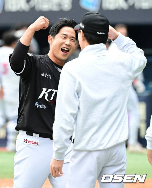 [OSEN=잠실, 최규한 기자] 프로야구&nbsp;KT 위즈의 가을 마법이 계속됐다. KT는 역대 최초로 와일드카드 결정전에서 업셋을 만들며 준플레이오프에 진출했다.KT는&nbsp;3일 서울 잠실구장에서 열린 2024 KBO리그 와일드카드 결정전 2차전에서&nbsp;두산에 1-0으로 승리했다. 역대 최초 '5위 결정전'을 치르며 천신만고 끝에 와일드카드 결정전에 진출한 KT는 1차전 4-0 승리에 이어 2차전까지 이기며 2015년 와일드카드 도입 이후 5위가 4위를 꺾고 준플레이오프에 진출하는 최초 기록까지 만들었다.&nbsp;KT는 오는 5일 LG와 준플레이오프(5전3선승제)를 치른다.&nbsp;경기를 마치고 KT 이강철 감독과 박경수가 인사를 나누고 있다. 2024.10.03 /