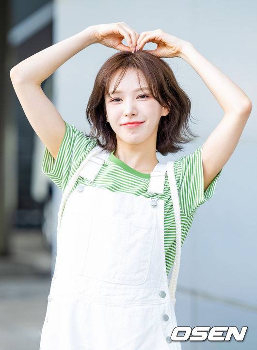 [OSEN=민경훈 기자] 레드벨벳 웬디(WENDY)가 28일 오후 서울 양천구 목동 SBS에서 진행되는 ‘웬디의 영스트리트’ 녹화에 참석하기 위해 출근했다.레드벨벳 웬디는 SBS 파워FM ‘웬디의 영스트리트’에서 DJ를 맡고 있다.레드벨벳 웬디가 출근길에 포즈를 취하고 있다. 2024.08.28 / rumi@osen.co.kr