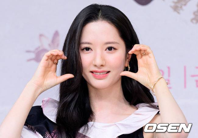 [OSEN=이대선 기자] 17일 오후 서울 목동 SBS에서 SBS&nbsp;새 금토드라마&nbsp;‘귀궁’ 제작발표회가 열렸다.‘보물섬’&nbsp;후속으로 방송되는&nbsp;SBS&nbsp;새 금토드라마&nbsp;‘귀궁’은&nbsp;영매의 운명을 거부하는 무녀 여리와 여리의 첫사랑 윤갑의 몸에 갇힌 이무기 강철이가 왕가에 원한을 품은 팔척귀에 맞닥뜨리며 몸과 혼이 단단히 꼬여버리는 육신 쟁탈 판타지 로코. 배우 김지연이 포토타임을 가지고 있다. 2025.04.17 /sunday@osen.co.kr