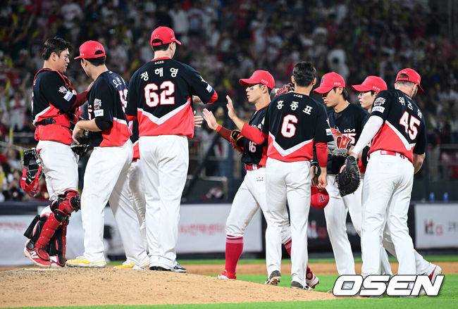 [OSEN=수원, 최규한 기자] ‘김도영 친구’ 윤도현이 데뷔 첫 연타석홈런을 터트리며 위기의 호랑이군단을 구했다.&nbsp;프로야구 KIA 타이거즈는 1일 수원KT위즈파크에서 열린 2025 신한 SOL뱅크 KBO리그 KT 위즈와의 시즌 9차전에서 5-3으로 승리했다. KIA는 최근 2연패, 원정 4연패에서 탈출하며 시즌 27승 1무 28패를 기록했다. 주말시리즈 마지막 경기를 승리로 장식, 스윕패를 면했다.경기를 마치고 승리한 KIA 선수들이 기뻐하고 있다. 2025.06.01 /