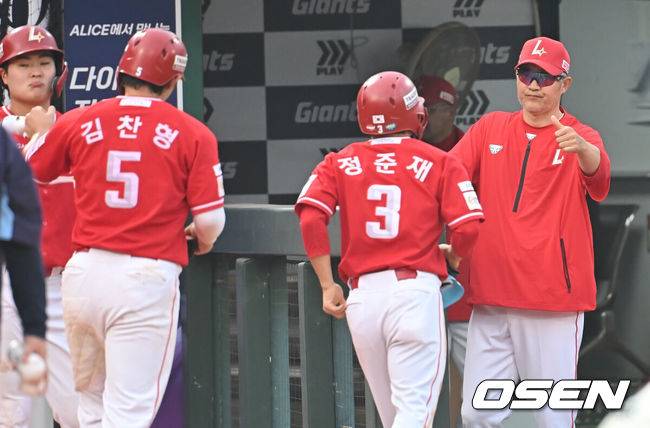 [OSEN=부산, 이석우 기자] 1일 부산 사직야구장에서 2025 신한 SOL 뱅크 KBO 리그 롯데 자이언츠와 SSG 랜더스의 경기가 열렸다. 홈팀 롯데는 이민석이, 방문팀 SSG는 앤더슨이 선발 출전했다.SSG 랜더스 이숭용 감독이 7회초 2사 1,3루 최정의 좌익수 왼쪽 2타점 2루타때 득점을 올린 선행주자들과 하이파이브를 하고 있다. 2025.06.01 / foto0307@osen.co.kr