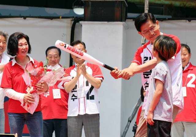 ▲국민의힘 김문수 대선 후보가 31일 강원 속초시 관광수산시장에서 열린 속초시·인제군·고성군·양양군 합동유세에서 지지를 호소하고 있다. ⓒ연합뉴스