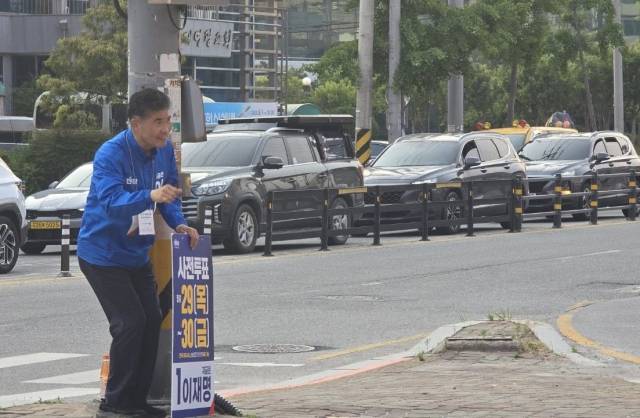 ▲이원택 더불어민주당 전북 의원이 길거리에서 사전투표를 독려하는 모습 ⓒ이원택 의원 페이스북