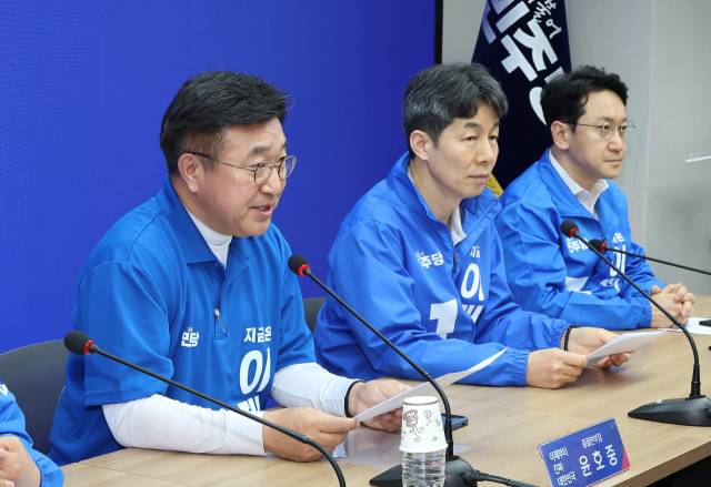 ▲더불어민주당 윤호중 중앙선거대책위원회 총괄본부장(왼쪽)이 1일 서울 여의도 중앙당사에서 열린 긴급 총괄본부장단 회의에서 발언하고 있다. ⓒ연합뉴스