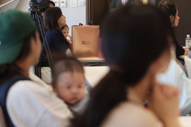 ▲지난해 10월 10일 경기도 고양시 일산차병원에서 열린 '온리 차 데이'(Only CHA day)행사에서 임산부와 가족들이 임신과 출산 이야기를 주제로한 특강을 듣고 있다. ⓒ연합뉴스