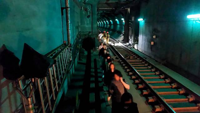 ▲지난달 31일 서울지하철 5호선 열차 안에서 방화로 인해 승객들이 지하 터널을 통해 대피하는 사건이 발생했다. 사진은 화재로 인해 대피하는 승객들의 모습. ⓒ연합뉴스