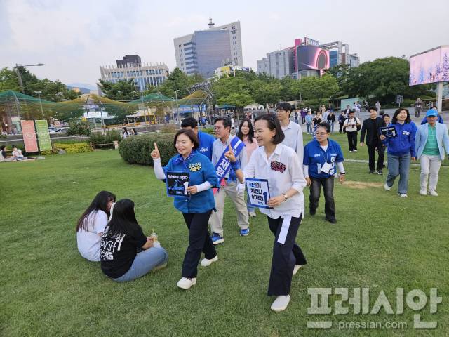 ▲1일 유세를 마친 조국혁신당과 더불어민주당 관계자들이 하늘공원에서 유권자들을 만나 지지를 호소하고 있다.2025.06.01ⓒ프레시안(김보현)
