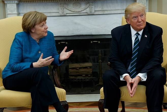 2017년 3월&nbsp;당시 도널드 트럼프 미국 대통령(오른쪽)이 미·독 정상회담에서 앙겔라 메르켈 독일 총리가 발언하는 동안 다른 곳을 쳐다보고 있다. 트럼프는&nbsp;메르켈과&nbsp;악수해 달라는 사진기자들의 요청도 외면했다.&nbsp;AP연합뉴스
