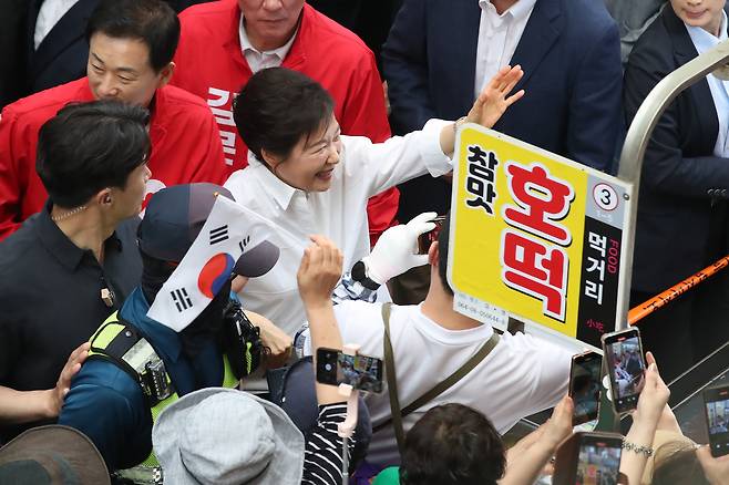 박근혜 전 대통령이 31일 대구 중구 서문시장에서 김문수 국민의힘 대선 후보 지원 유세를 하고 있다.&nbsp; &nbsp; 뉴시스