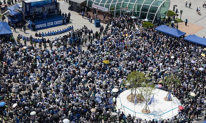 이재명 더불어민주당 대통령 후보가 1일 오전 대구 동구 동대구역 광장에서 시민들에게 지지를 호소하고 있다. 대구=뉴스1