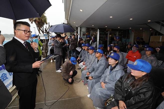 정희택 세계일보 사장(왼쪽)이 지난달 31일 열린 ‘2025 세계드론낚시대회 in Japan’ 개회식에서 대회사를 하고 있다.가마쿠라=이재문 기자