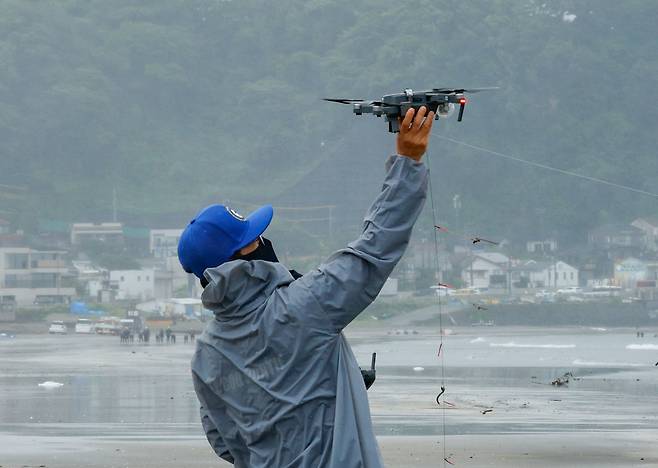 지난달 31일 일본 카나가와현 가마쿠라시 에노시마섬 일원 자이모쿠자 해변에서 열린 '2025 세계드론낚시대회 in Japan'에서 참가자들이 드론 낚시를 하고 있다. 이번 세계드론낚시대회는 '두 손을 맞잡고, 더 나은 미래로'를 슬로건으로 한일수교 60주년을 기념해 열렸다.&nbsp; &nbsp;&nbsp;가마쿠라=최상수 기자
