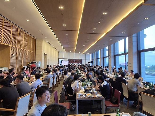 포항고등학교 총동창회장배 골프대회 시상식 모습.