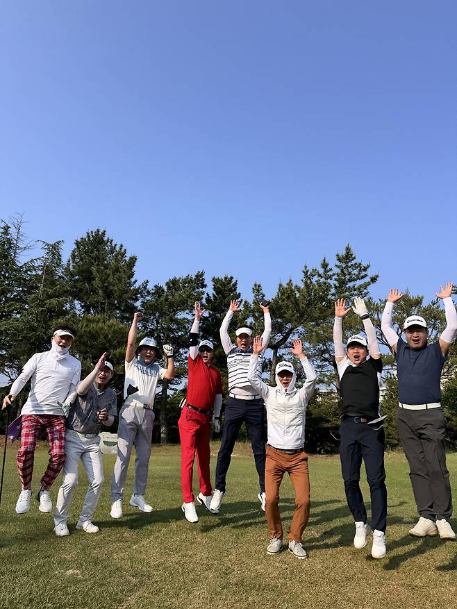 포항고등학교 총동창회장배 골프대회에 참가한 동문들이 라운딩을 즐기고 있다.