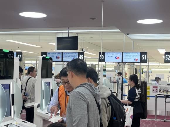 한국과 일본 정부가 국교정상화 60주년을 맞아 6월 한 달간 상대 국민 전용 입국 심사대를 운영하기로 한 가운데 제도 첫날인 1일 도쿄 하네다공항 입국 심사장 전경. 도쿄 명희진 특파원