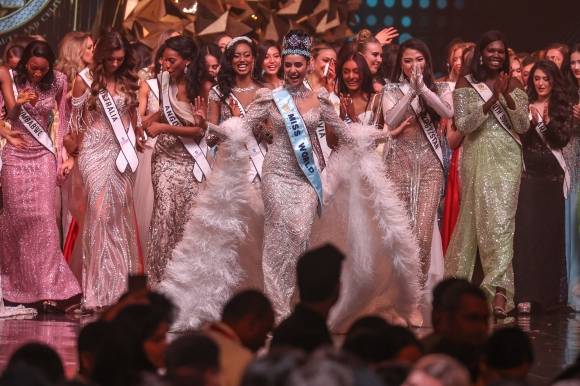 2025년 5월 31일(현지시간) 인도 하이데라바드에서 열린 제72회 미스 월드에서 태국의 오팔 수차타 추앙스리(가운데)가 우승한 후 다른 참가자들과 함께 무대에서 포즈를 취하고 있다. EPA 연합뉴스