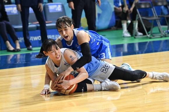 인천 신한은행 홍유순이 지난 2월 3일 아산 이순신체육관에서 열린 2024~25 여자프로농구 정규시즌 아산 우리은행과의 원정 경기에서 김단비와 경합하고 있다. WKBL 제공