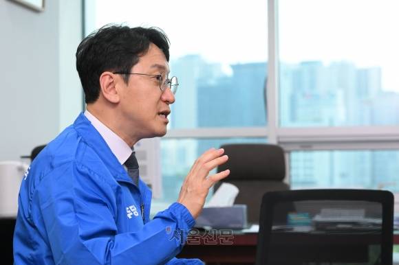 천준호 민주당 선대위 전략본부장 - 천준호 더불어민주당 선대위 전략본부장이 1일 국회 의원회관에서 서울신문과 인터뷰하고 있다. 도준석 전문기자