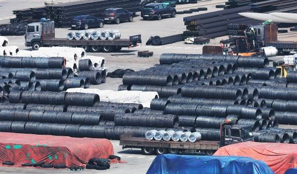 1일 경기도 평택항에 철강 제품이 쌓여 있다. 도널드 트럼프 미국 대통령은 지난달 30일(현지시간) 미국으로 수입되는 외국산 철강·알루미늄 제품에 부과 중인 25%의 관세를 4일부터 50%로 인상하겠다고 밝혔다.  연합뉴스