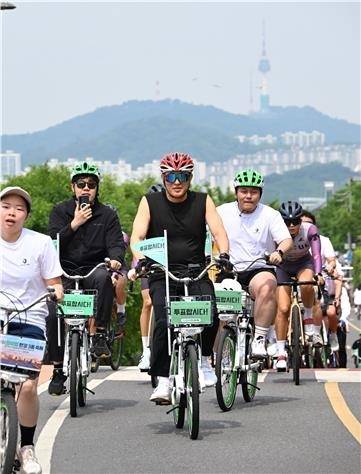 오세훈 서울시장이 지난달 31일 ‘제2회 쉬엄쉬엄 한강 3종 축제’ 2일차 자전거 종목에 참가해 따릉이를 타고 한강 자전거도로를 달리고 있다. 서울시 제공