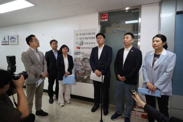더불어민주당 중앙선거대책위원회 신속대응단 정준호 부단장과 의원들이 31일 서울 종로구에 위치한 '리박스쿨'에 항의방문한 뒤 기자회견을 하고 있다. 연합뉴스