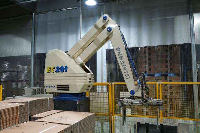 태림포장 시화공장에 있는 로봇 팔레타이저가 골판지 상자를 적재하고 있다. 사진 제공=태림포장