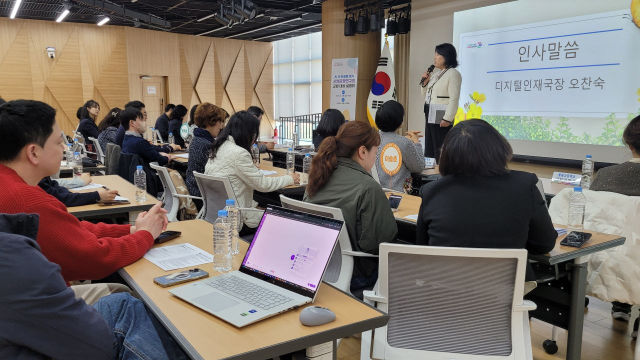 지난 3월 28일 열린 인공지능(AI) 기반 서·논술형 평가 시범 운영 연구회 교원 설명회에서 경기도교육청 관계자가 발언하고 있다. 사진제공=경기도교육청